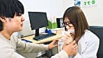 「これも検査なんですか！？」「はい！立派な検査です！」真面目な顔して敬語で診察～飲尿～中出し・精飲でしつこいくらいに捕精（ほせい）検査してくる泌尿器科の極淫痴女医 ＃03 皆瀬医師 サンプル画像 4