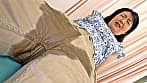身体のコリをほぐそうと整体院に行ったら尿意を催すツボを執拗に押されて膀胱が緩み、自分の意思とは関係なく溜まっていた小便が溢れ出しズボンを穿いたまま大量失禁しちゃった熟女おばさん！ サンプル画像 17