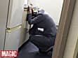 男を蔑むプライドが高いキャリア人妻にこっそり利尿剤を飲ませたら我慢出来ずにあり得ない場所でまさかのお漏らし！ サンプル画像 17
