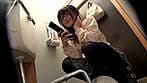 花見会場仮設トイレ内オナニー盗撮 サンプル画像 1
