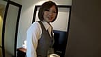 働くオンナ斬り 66 AVで自宅でお漏らしさせられる美人OL サンプル画像 3