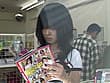 絶対に感じてはいけないコンビニ 限界ギリギリ！素人お嬢さんが満員のコンビニエンスストアでアエギ声を出したらアウト！！の羞恥ミッションに挑戦 サンプル画像 1