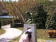 裸で銅像になりきって街角羞恥露出 サンプル画像 4