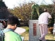 裸で銅像になりきって街角羞恥露出 サンプル画像 11