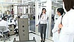 「100,000回転の電マを当て続けたらどうなるか？」をSOD女子社員が真面目に検証してみた結果 パンツスーツの裾まで染みるほど漏らして漏らして 5人合計48回イキ SOD性科学ラボ レポート 2 サンプル画像 3