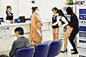 トビジオっ！銀行 桜ノ台支店 営業中はずっと痙攣・潮吹きっぱなし・失禁しても平然と喋り続けるOL サンプル画像 8