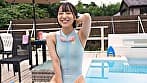 合宿中の水泳部巨乳女子大生 競泳水着を脱がせて背後からノンストップ乳首責め！敏感なおっぱいの先っちょをしつこく攻められ腰をクネらせて、人生初のビーチク失禁イキ潮！！発情オマ〇コを激ピスされたら中出しもすんなりOKしちゃう！？～まおちゃん編～ サンプル画像 1