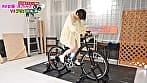 【配信限定】人気 AV 女優が挑戦！オシッコ我慢潮吹き街中アクメ自転車がイクッ！乙アリス サンプル画像 18
