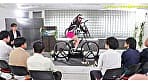 人気 AV 女優が挑戦！オシッコ我慢潮吹きアクメ自転車がイクッ！ 弥生みづき 咲野瑞希 サンプル画像 2