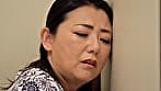 娘夫婦の喘ぎ声でオナニーに耽る義母。性欲旺盛な娘婿の為、身体を張って性欲処理する艶母の絶頂お漏らしSEX！ サンプル画像 2