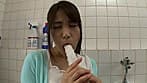 夫婦生活に刺激が欲しいソソる若妻が、男子公衆トイレで固定バイブをぶち込んで人に見られないかスリルと快楽を楽しみ、お漏らしまでしている噂は本当だった！ サンプル画像 1