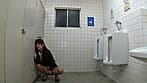 授業をサボる僕がいる男子トイレの個室ドアを猛ノックする美人教師！「やばい！」と息をひそめる僕に聴こえて来たのはいつも気の強い美人教師の「もう無理、漏れちゃう･･･」という弱弱しい声。しぶしぶドアを開けるも間に合わずお漏らししてしまう先生･･･。「お願いだから誰にも言わないで･･･」と懇願するソソる姿に僕の変態心に火が点いた！「じゃあ僕のチ○ポをしゃぶってください、AVみたいに性の授業をお願いします！」と脅したつもりが、今度は先生の変態心に火が点いちゃってフェラチオどころか騎乗位でたっぷり精子を絞り取られちゃいました！！ サンプル画像 3