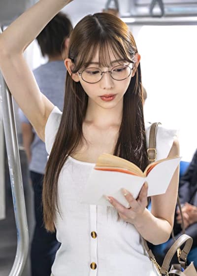 通学中に読書にふける文系女子大生が吊り革拘束立ちバックで膝ガク潮吹き お漏らししながらイク快感が忘れられず痴〇好みの女に･･･ 一宮るい