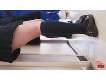 女子校トイレ前行列中おしっこ漏らし！ サンプル画像 2