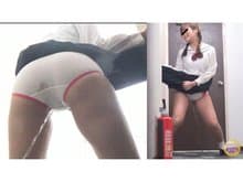 第5弾！家庭内隠撮 不測の事態！トイレ足止めおしっこ漏らし サンプル画像 2
