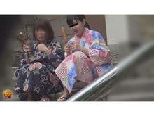 下駄でかけこみ！！浴衣娘のジャバジャバおしっこ サンプル画像 2