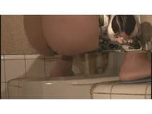 和式便所でスカートを捲り上げパンツを下ろして… サンプル画像 1