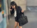 同行営業の女子社員がおしっこ我慢限界！目の前で放尿 サンプル画像 1