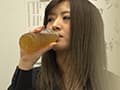 プライドが高い人妻に利尿剤を飲ませたらお漏らし！ サンプル画像 1