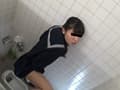 女子校のトイレで立ったままオナニーしてスゴイ勢いでおしっこ漏らす女子○生達 vol.4 サンプル画像 4