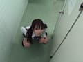 便器目前！大量失禁！！我慢出来ずに漏らしてしまう女子○生3 サンプル画像 5