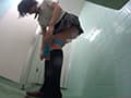 便器目前で我慢出来ずに大量失禁してしまう女子○生 サンプル画像 3