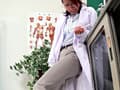 女医さんのお外でおしっこ サンプル画像 5