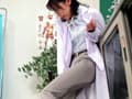 女医さんのお外でおしっこ サンプル画像 7