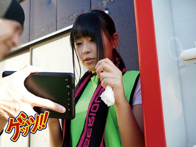 おしっこ我慢できなくなり野ションするフットサル女子の盗撮成功！！「動画サイトにうpしてイイですかw」で、生ハメ中出しまでヤレるか検証！！ サンプル画像 14