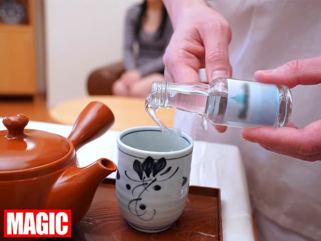 利尿剤入りのお茶を飲まされた女性客が催す尿意に耐えられず着衣お漏らし！！強●失禁マッサージ サンプル画像 1