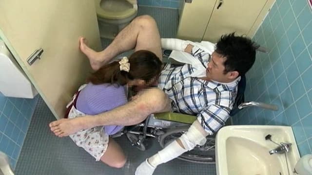 オナニー中の部屋に立入りチ●ポを辱めながら息子を服従させる母親たち。熟練の性技で愚息をイジり、快楽拷問でお仕置き！ サンプル画像 14