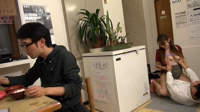 お母さん、我慢できずにダダ漏らし。 いつも厳しい母さんが、パンツ濡らしながら、涙目で僕に懇願してきた…！！ サンプル画像 4