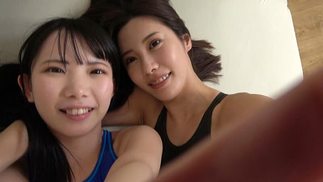 南日菜乃x水端あさみ 姉御の個撮 神レズ 女が自らカメラを持ち可愛い女子の水着姿をじっとり撮影！親父の個撮ゆずりのハミ毛、ジョリワキ等のフェチ接写はもちろん女に撮られる恥ずかしい放尿やローション密着やレズSEXを完全着衣で楽しむレズハメ撮りAV サンプル画像 20