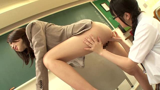 放課後、優等生の女子生徒が男子生徒とディープキスしているのを目撃し、男日照りのカラダに火がついてオナニーしてしまった教師の私。それに気付いた女子生徒に脅され、レズ行為を私に強要！ サンプル画像 4