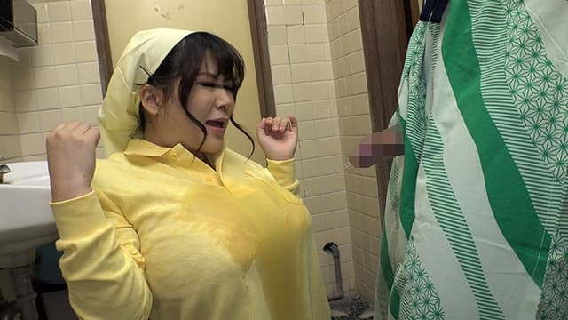 「放尿チ○ポを覗き見する巨乳清掃員の顔に勃起チ○ポを押し付けさらにおしっこぶっかけたら…まさかの発情！？」VOL.1 サンプル画像 17