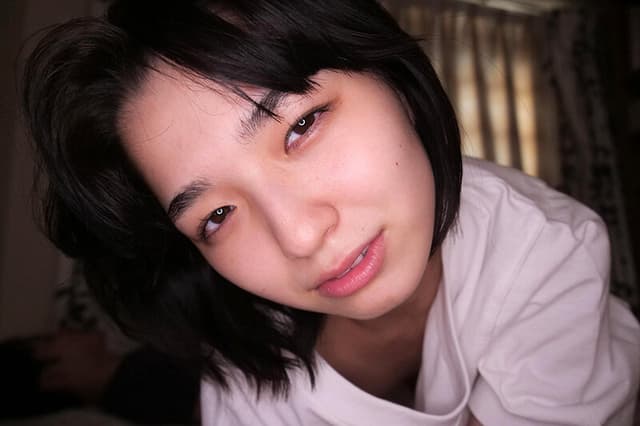 内緒でエグい看護してくれた美人ナースを部屋に誘って生ハメしたら何度も求めるヤリマンだった サンプル画像 17