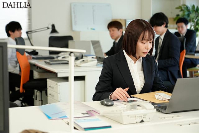 業務中リモバイ絶頂寸止めでガニ股失禁してイキ恥じさらした生意気OL 入田真綾 サンプル画像 1
