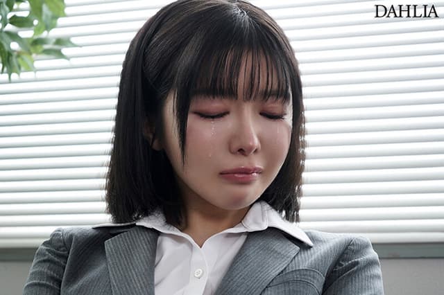 退職代行の実績No1の善場さんが、ブラック企業から罵倒されまくり号泣失禁お漏らしピストンで涙目でチ○ポ懇願することになりました。 善場まみ サンプル画像 3