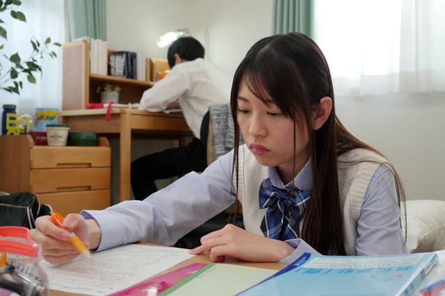 偶然おしっこを目撃！！ 「なぁ、もう一回見せてくれないか？」 恥じらいながらも放尿してくれてさらにチンチンも舐めてくれた サンプル画像 11
