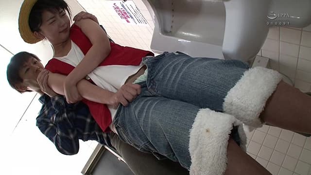 コスプレイベントの会場のトイレで僕の後に入ってきたヤツの様子がおかしい…個室は全て故障中、小便器の前で何やらモジモジ、異変を感じ股間を見るとチ○チンがない！？！「女子トイレに行け！」と言うと「オ、オレ男だから！」と言い張りながらも無念のお漏らし！… サンプル画像 14