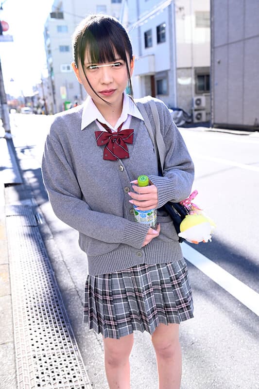 羞恥お漏らし女子○生を全裸にして弄んで中出し！！近所のソソる女子○生が鍵を忘れて家に入れない！しかもトイレに行きたくて焦ってる。「俺の家のトイレを貸してやろうか」と言うと最初モジモジしていたが我慢の限界「お願いします！」言ってきた！ところがトイレに入る… サンプル画像 13