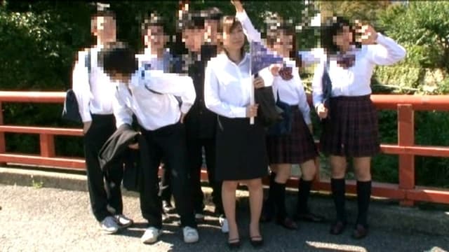 修学旅行の引率中に無防備にも野ションしてしまう女教師 サンプル画像 1