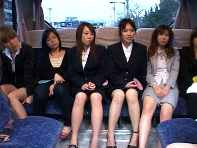 超赤面！ウラハラ（恥）露出バスツアー ～AVプロダクション美人社員編～ サンプル画像 8