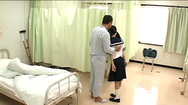 両親の病室セックスが終わるまで カーテンの外で待たされている○学生に中をのぞかせたら 刺激が強すぎてお漏らししちゃった！ サンプル画像 2