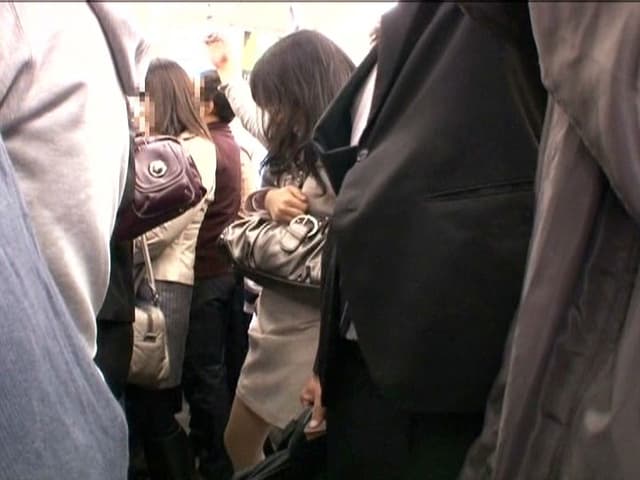 満員電車で痴●されガニ股でイキ続ける痙攣女 4 サンプル画像 1