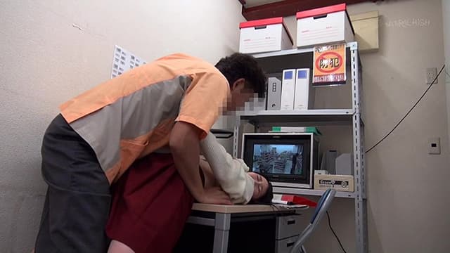 駆け込んだトイレが使用できず漏らした女は犯●れても抵抗できないいいなり娘 サンプル画像 2