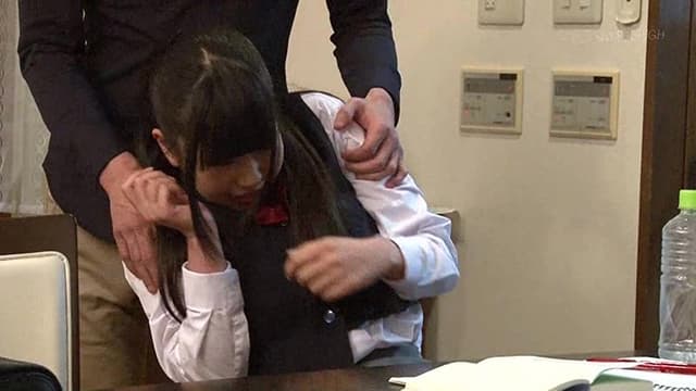 オシッコ我慢中に無理やり巨根をねじ込まれ激ピス！快感に耐えきれず絶頂お漏らしする足腰ガクブル女子校生 サンプル画像 15