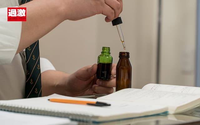 オシッコ我慢中に無理やり巨根をねじ込まれ激ピス！快感に耐えきれず絶頂お漏らしする足腰ガクブル家庭教師 サンプル画像 1