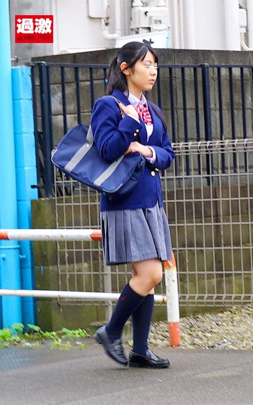 手錠の鍵はマ○コの中 半裸で拘束された女子○生に「鍵を取って下さい」と頼まれ…1助けを呼ぶ失禁娘 2媚薬を塗られた姉 3野ションする少女 サンプル画像 14
