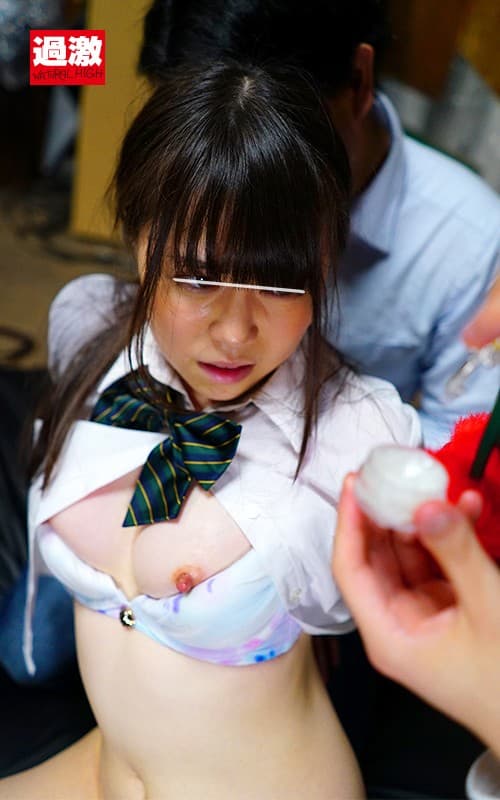 手錠の鍵はマ○コの中 半裸で拘束された女子○生に「鍵を取って下さい」と頼まれ…1助けを呼ぶ失禁娘 2媚薬を塗られた姉 3野ションする少女 サンプル画像 8
